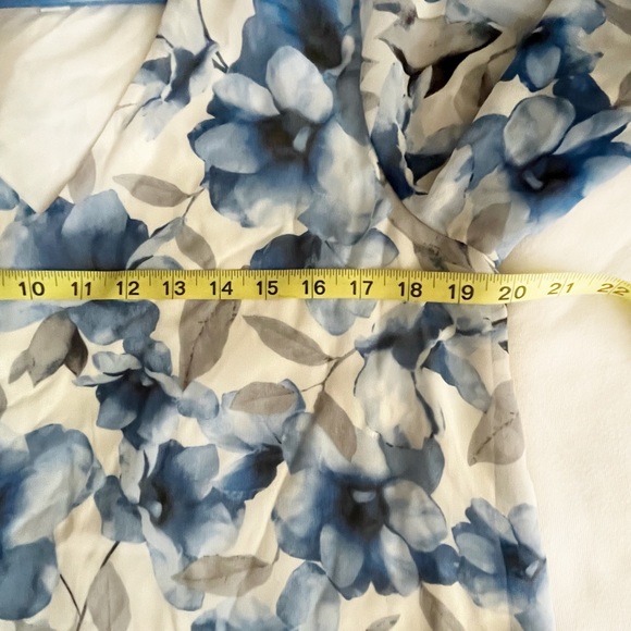 Calvin Klein White/Blue Women’s 3/4 Bell Sleeve V Neck Blouse Sz‎ M - Picture 8 of 9